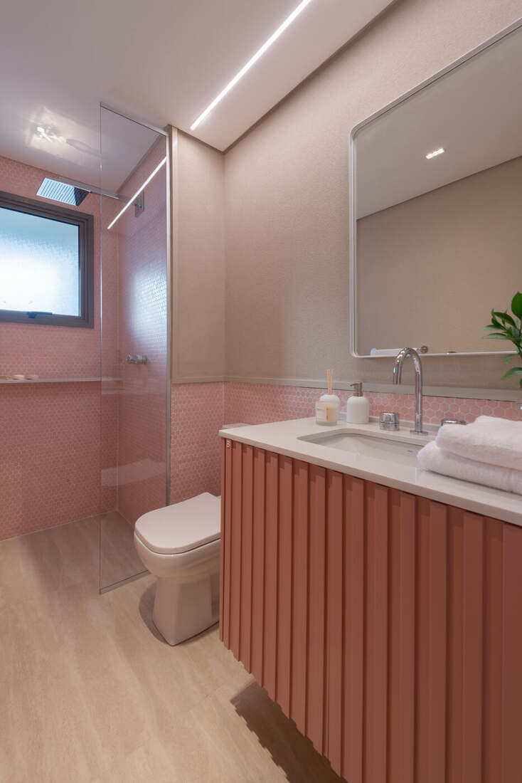 Banheiro da suíte 2 do apartamento decorado de 268 m², Moná Mooca Residences